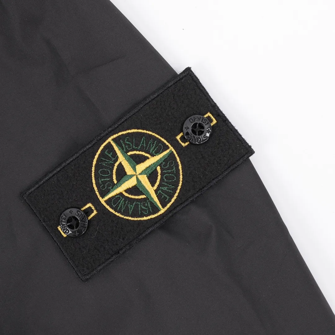 🅿️820 Stone Island/Stone Island outdoor multi-pocket zipper jacket. In order to restore all the texture of ZP, this year the team spent several months and finally shipped it. All excipients are restored to ZP! Highly permeable laminated fabric Gore-tex imitates water-breathable film, which feels better and more comfortable. The fabric has certain waterproof, windproof and UV-proof effects. It is one of the must-choose jacket fabrics in Stone Island. It is light and thin, which is the characteristic of the fabric. It is functional and sporty. There are two pockets on the chest. The arms have the logo embroidery of the Stone Island navigation compass badge. The zipper pocket on the back can be folded to pack the entire garment. It is a must-have item for outdoor travel! size：XS-L